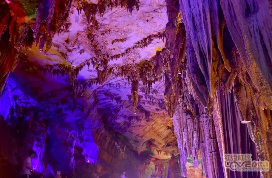 娱乐圈女星形象风波:吴昕“柳叶腰”与欧阳娜娜猫咪纹引发热议